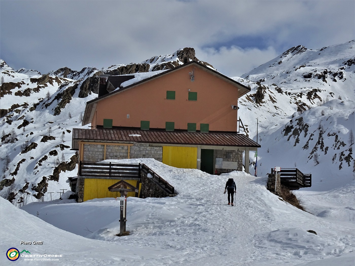 42 Ci accomodiamo al Rif. Calvi (2006 m)  anche per un buon pranzetto...al sacco.JPG